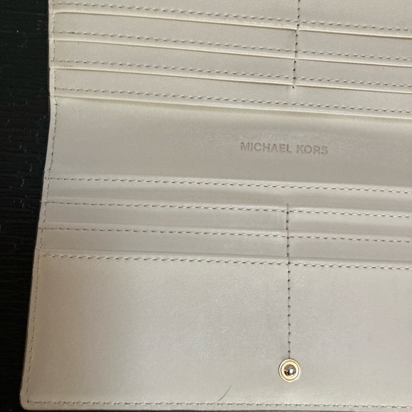 Michael Kors Reed Large Snap Bifold Wallet - Picture 10 of 12